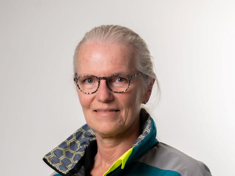 Portretfoto van Alma Dijkstra in GHOR-uniform