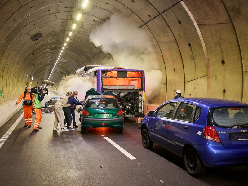 Auto's in tunnel, rook, slachtoffers, cameraman