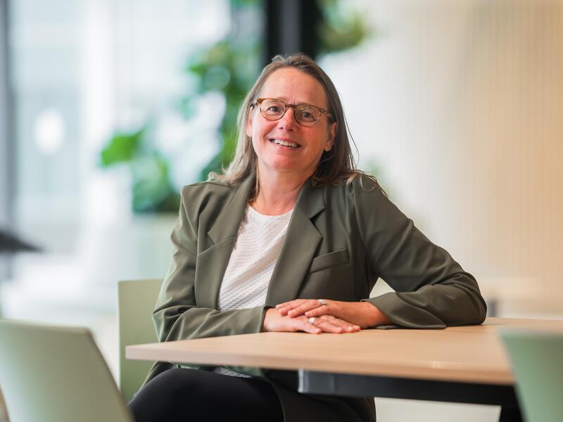 Geertje Ariëns zittend aan tafel