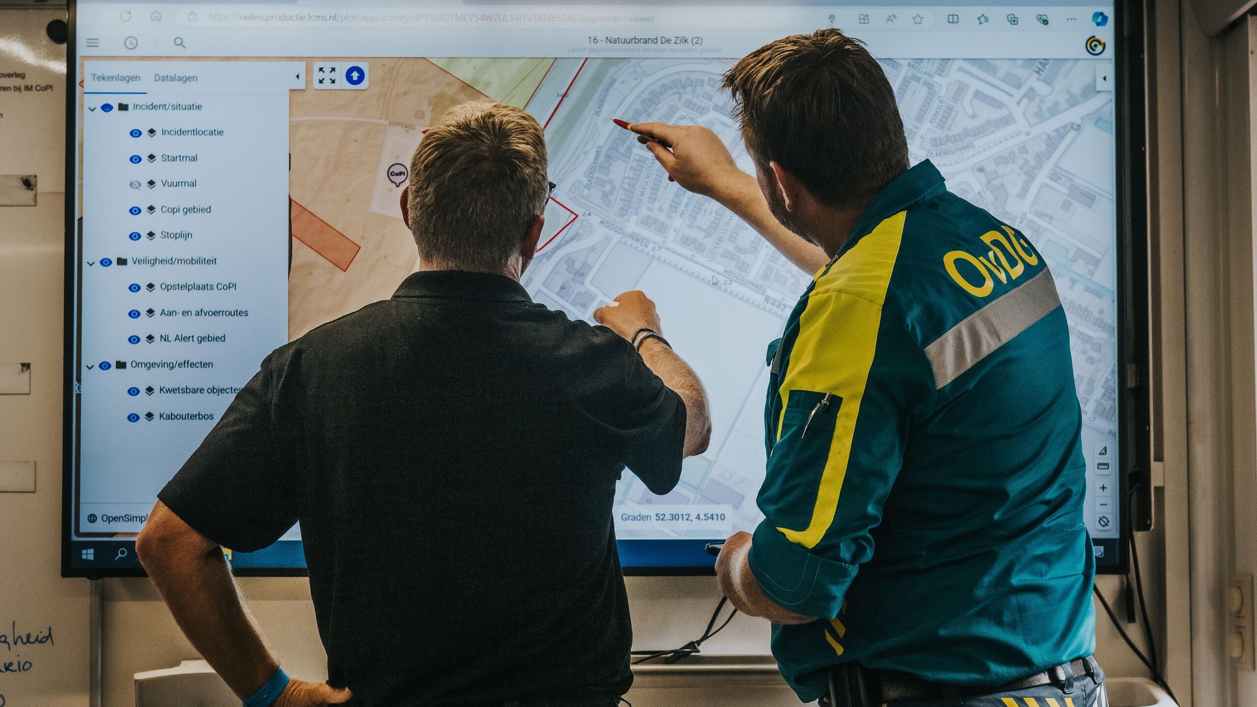 OvDG en informatiemanager voor beeldscherm met plattegrond