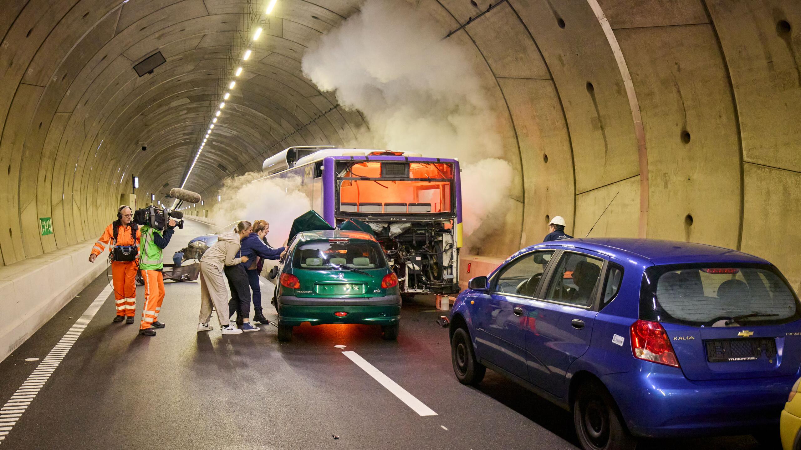 Auto's in tunnel, rook, slachtoffers, cameraman