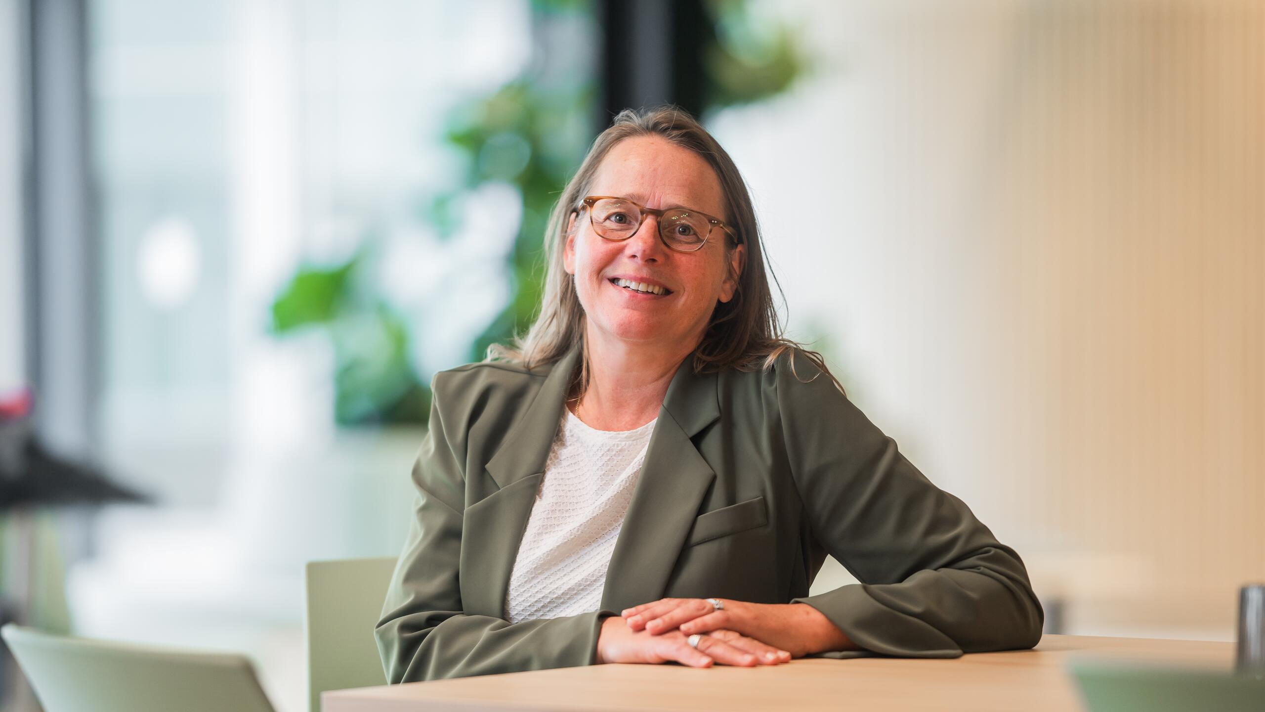 Geertje Ariëns zittend aan tafel