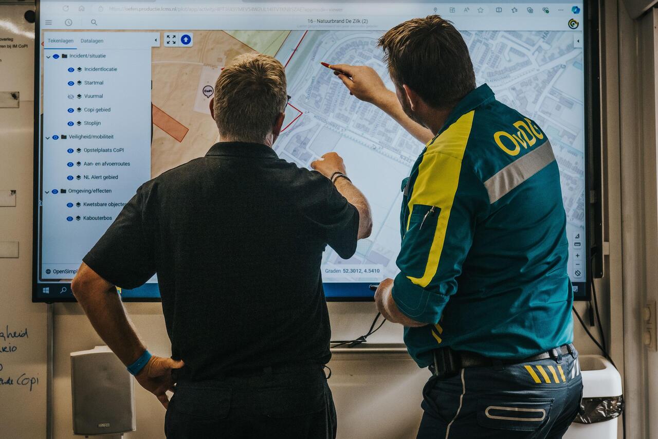 OvDG en informatiemanager voor beeldscherm met plattegrond