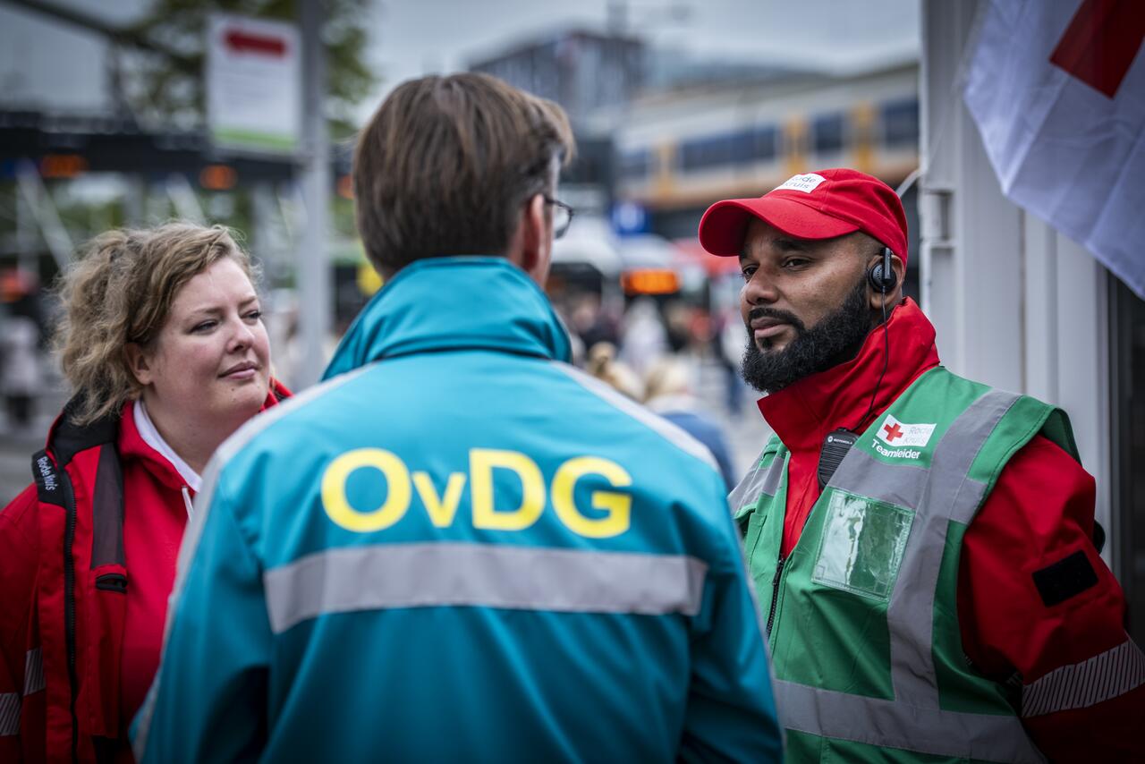 Officier van Dienst Geneeskundig in gesprek met collega's van het Rode Kruis tijdens Leidens Ontzet 2024
