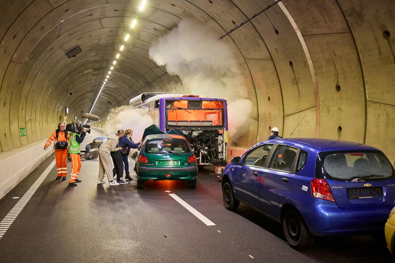 Auto's in tunnel, rook, slachtoffers, cameraman