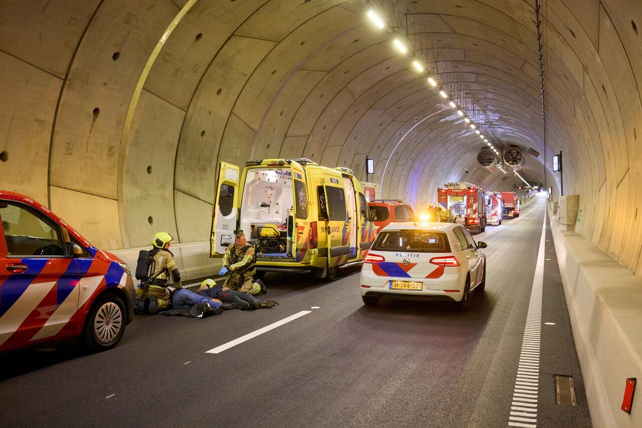 Brandweerauto, politieauto, ambulance in tunnel, slachtoffers