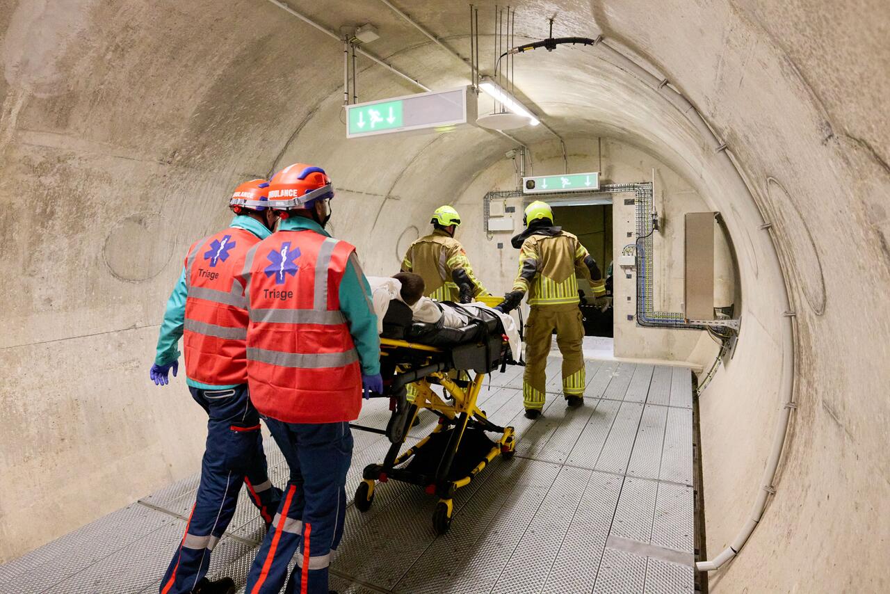 Slachoffer wordt op brancard uit tunnel vervoerd door brandweer en ambulancepersoneel