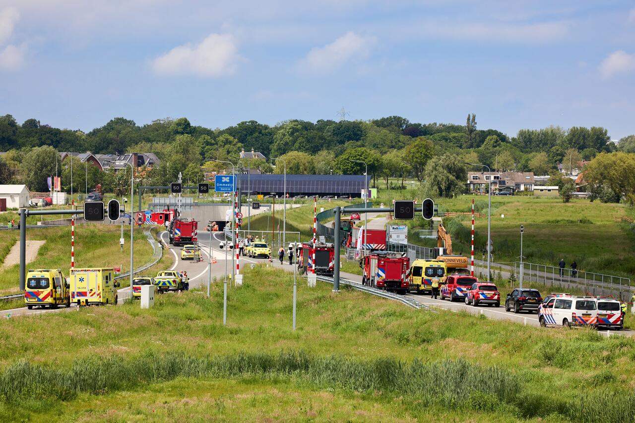 Ingang tunnel met voertuigen hulpdiensten