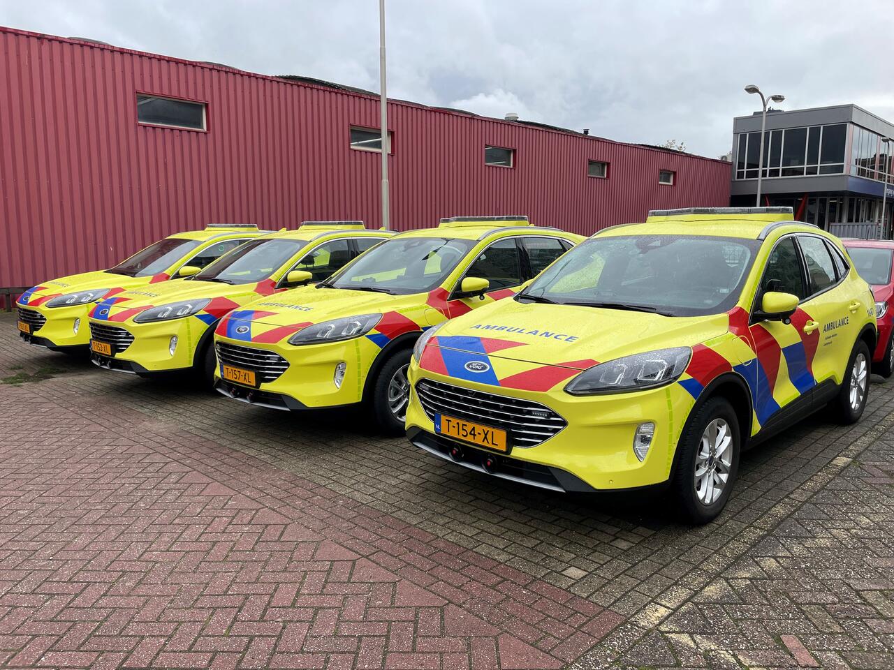 vier piketvoertuigen GHOR-crisisfunctionarissen geparkeerd naast elkaar
