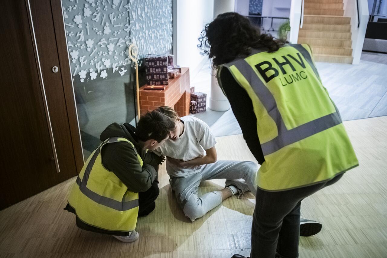 Twee BHV-ers ontfermen zich over slachtoffer